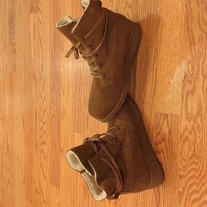 Women's size 10 fleece lined bearpaw wedge boots. Like new!